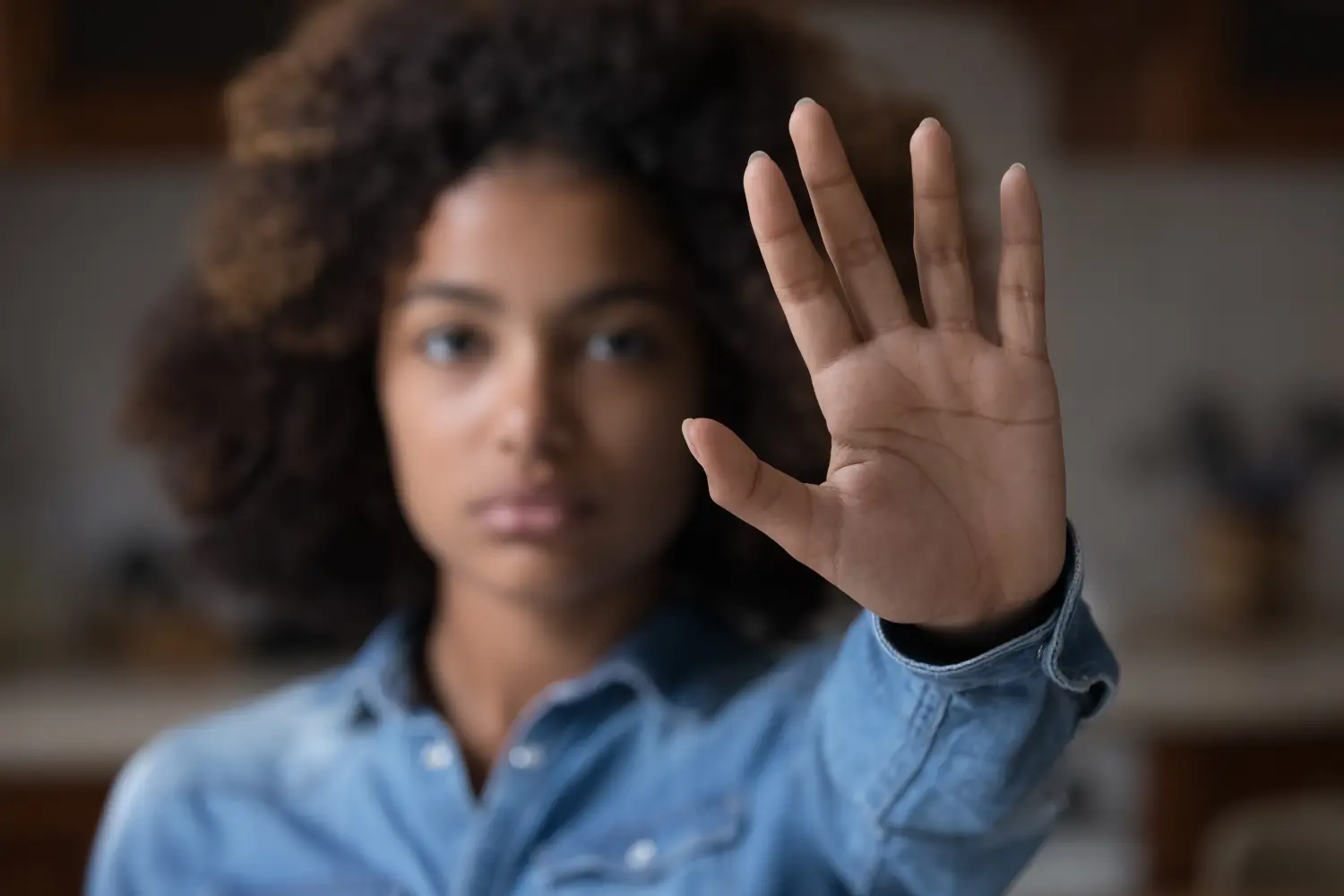 Nahaufnahme Fokus afrikanische Frau zeigt Handfläche gegen rassistische oder geschlechtsspezifische Diskriminierung, macht Stopp-Geste, Zeichen des Protests, weiblich gegen häusliche Gewalt, Abtreibung, Mobbing in der Schule, sagen nein Konzept